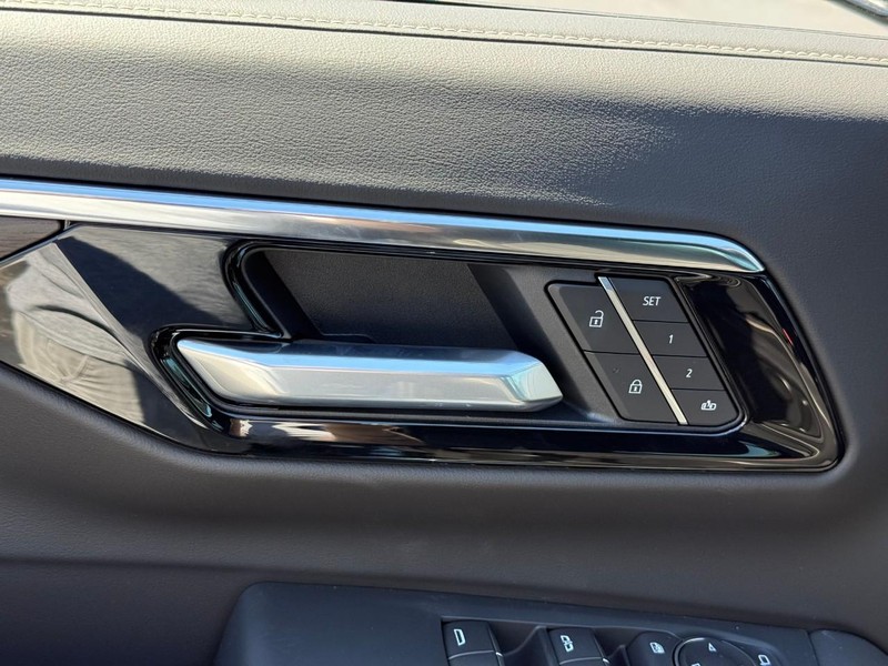 Chevrolet Suburban Vehicle Full-screen Gallery Image 13