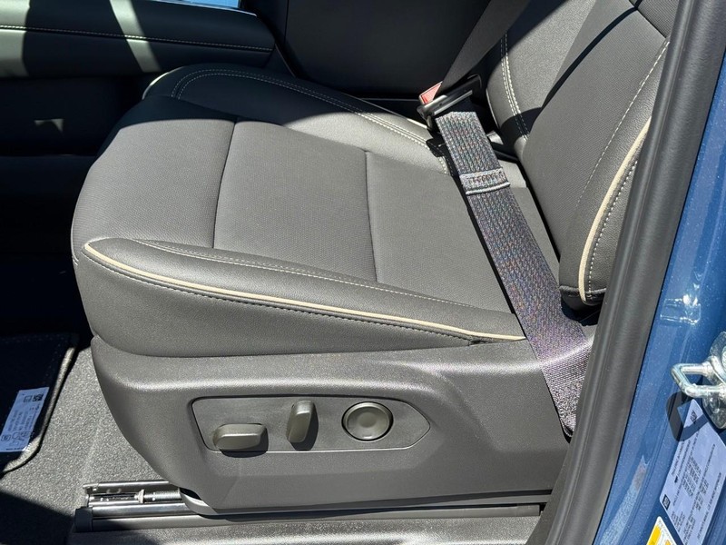 Chevrolet Suburban Vehicle Full-screen Gallery Image 14