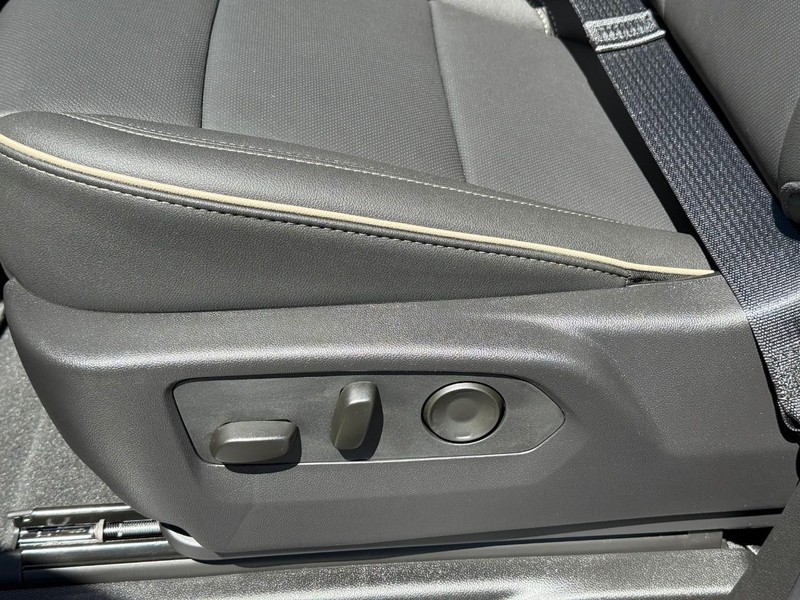 Chevrolet Suburban Vehicle Full-screen Gallery Image 15