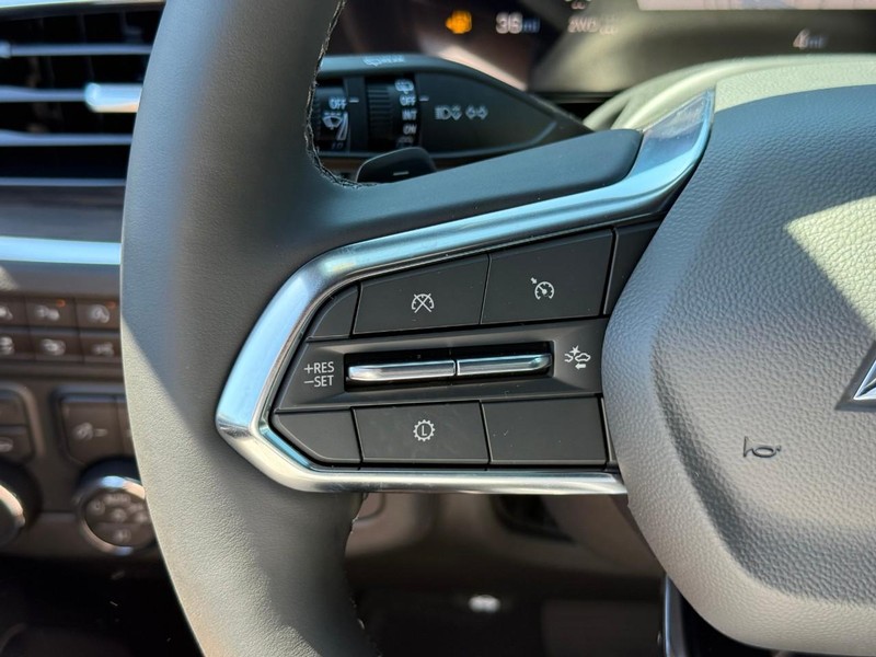 Chevrolet Suburban Vehicle Full-screen Gallery Image 16