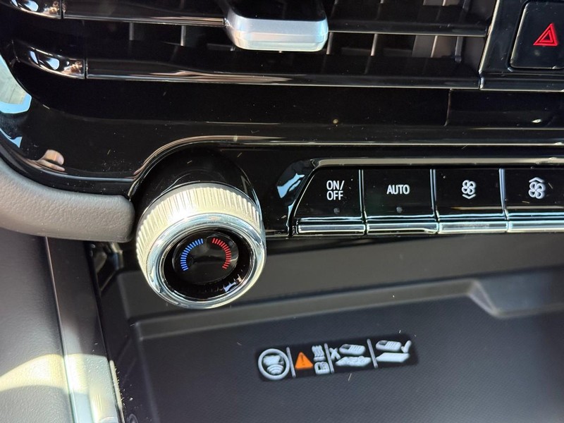 Chevrolet Suburban Vehicle Full-screen Gallery Image 18