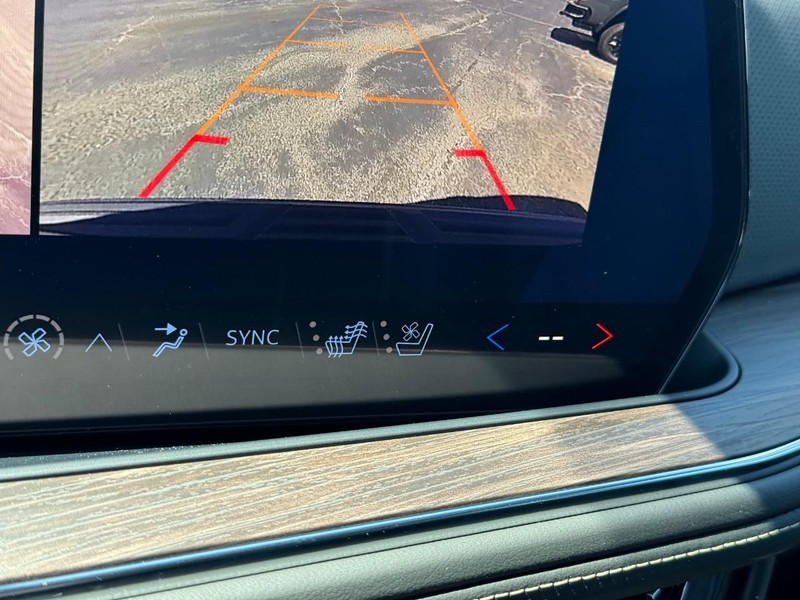 Chevrolet Suburban Vehicle Full-screen Gallery Image 19