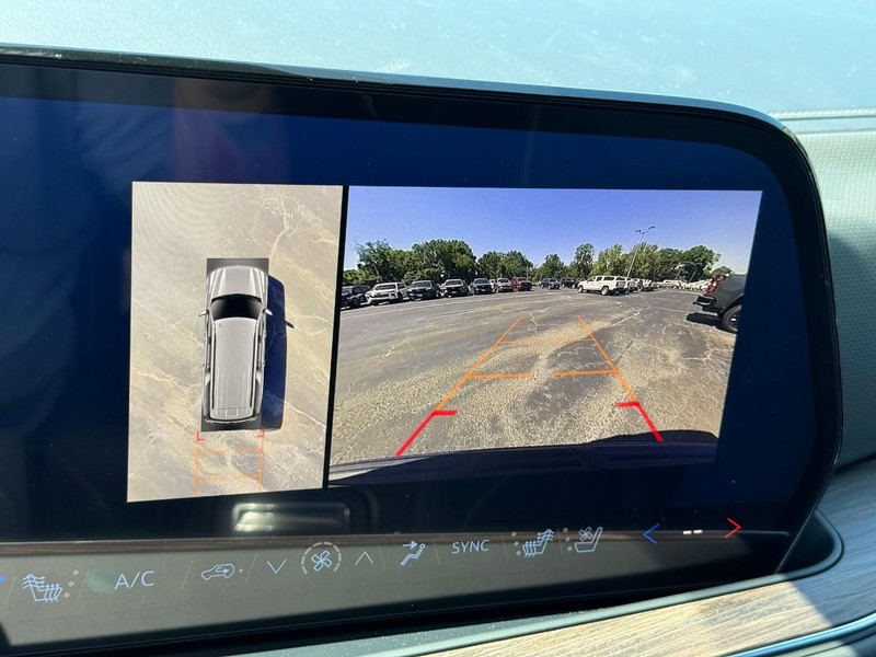 Chevrolet Suburban Vehicle Full-screen Gallery Image 20