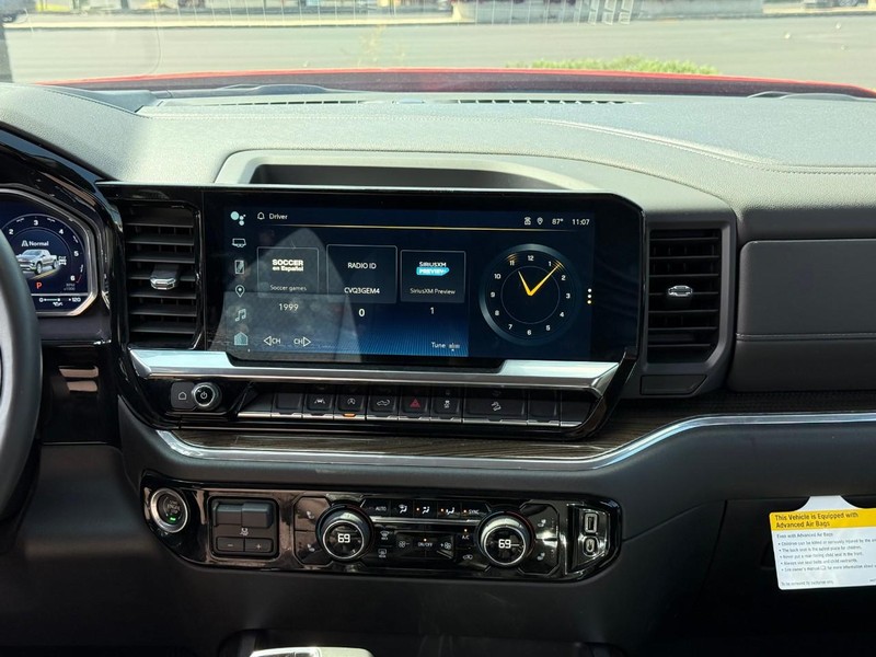 Chevrolet Silverado 1500 Vehicle Full-screen Gallery Image 14