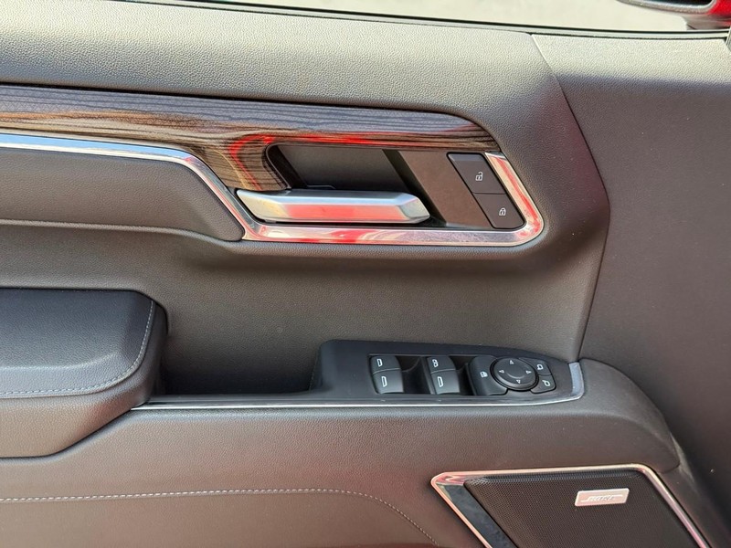 Chevrolet Silverado 1500 Vehicle Full-screen Gallery Image 16