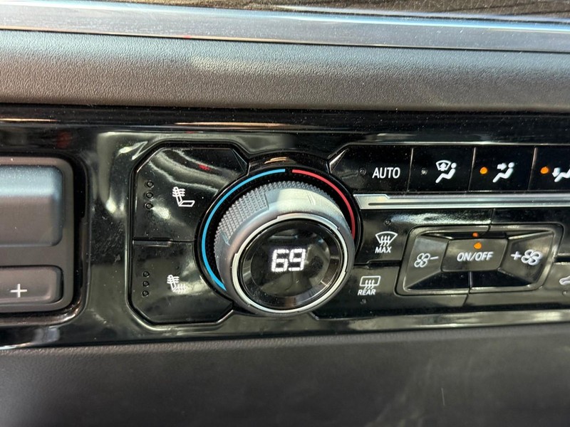 Chevrolet Silverado 1500 Vehicle Full-screen Gallery Image 20