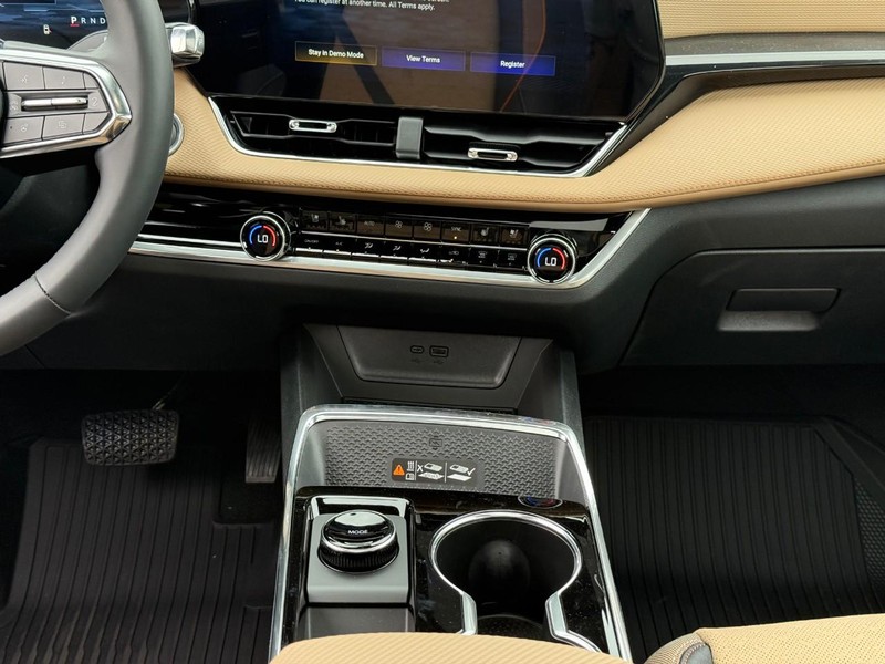 Chevrolet Equinox Vehicle Full-screen Gallery Image 10