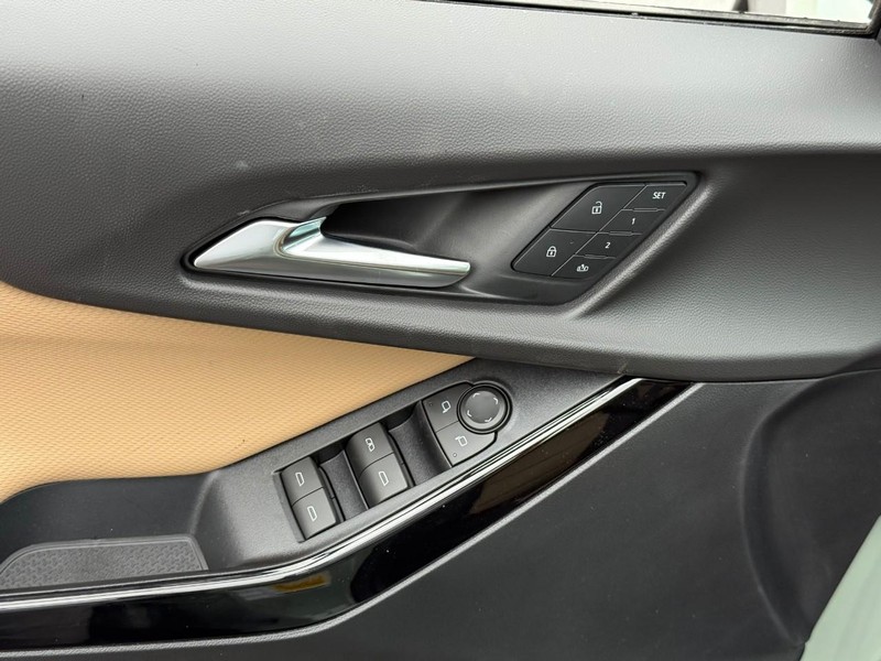 Chevrolet Equinox Vehicle Full-screen Gallery Image 11