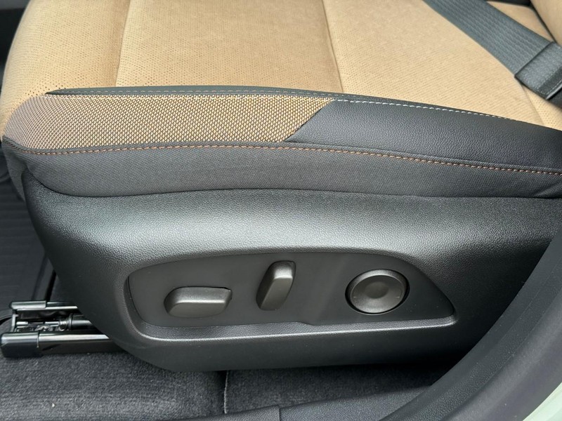 Chevrolet Equinox Vehicle Full-screen Gallery Image 14