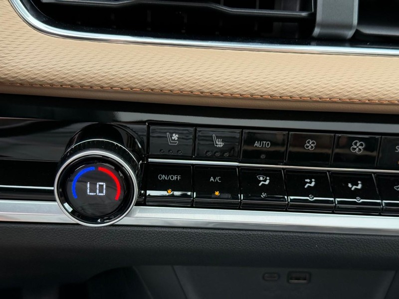 Chevrolet Equinox Vehicle Full-screen Gallery Image 17