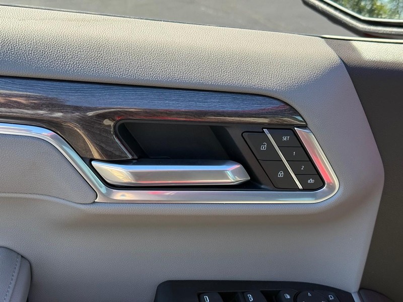 Chevrolet Silverado 1500 Vehicle Full-screen Gallery Image 11