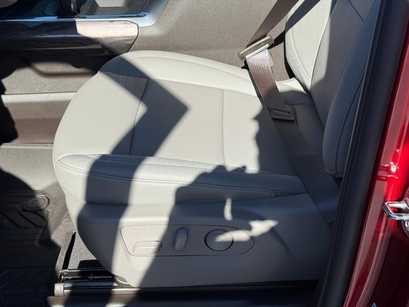 Chevrolet Silverado 1500 Vehicle Full-screen Gallery Image 12