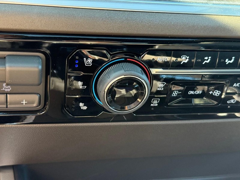 Chevrolet Silverado 1500 Vehicle Full-screen Gallery Image 17