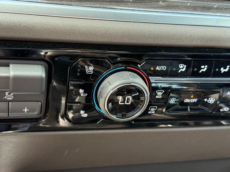 Chevrolet Silverado 1500 Vehicle Full-screen Gallery Image 16