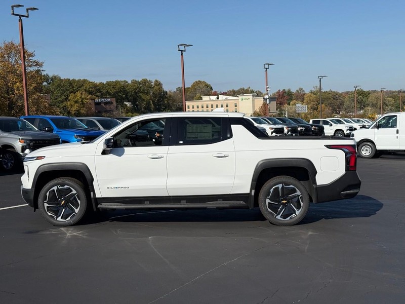 Chevrolet Silverado EV Vehicle Full-screen Gallery Image 2
