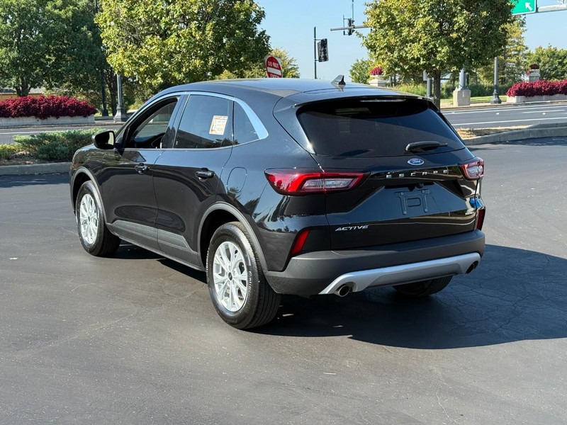 Ford Escape Vehicle Full-screen Gallery Image 3