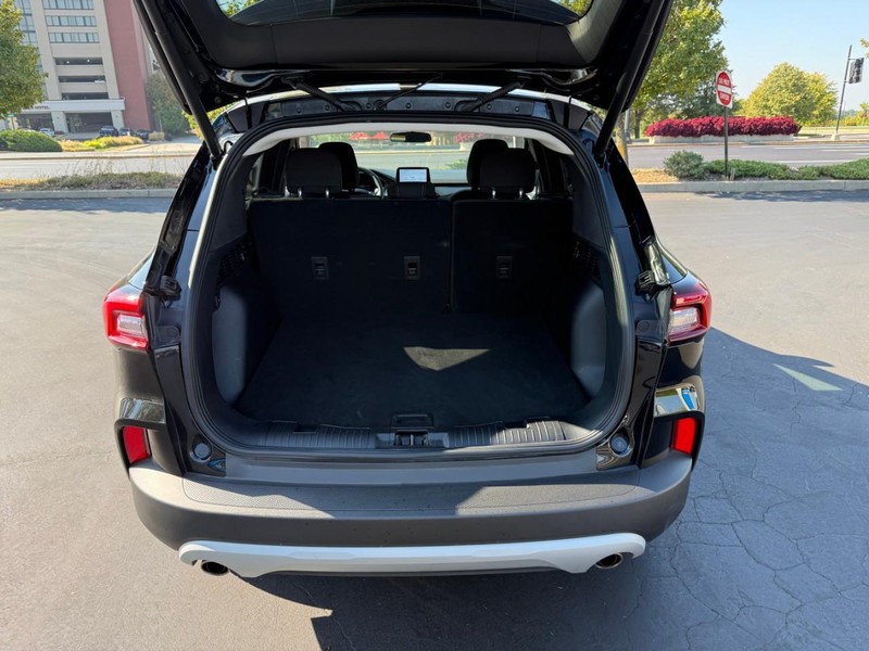 Ford Escape Vehicle Full-screen Gallery Image 6