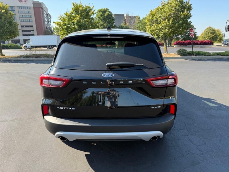 Ford Escape Vehicle Full-screen Gallery Image 7