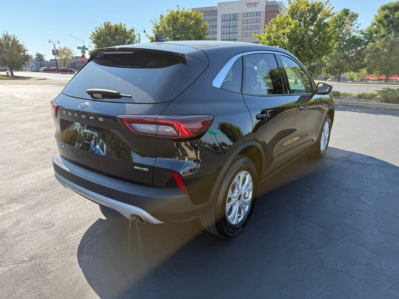 Ford Escape Vehicle Full-screen Gallery Image 8