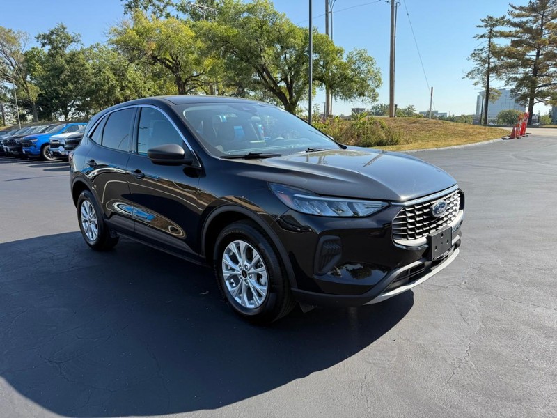 Ford Escape Vehicle Full-screen Gallery Image 9