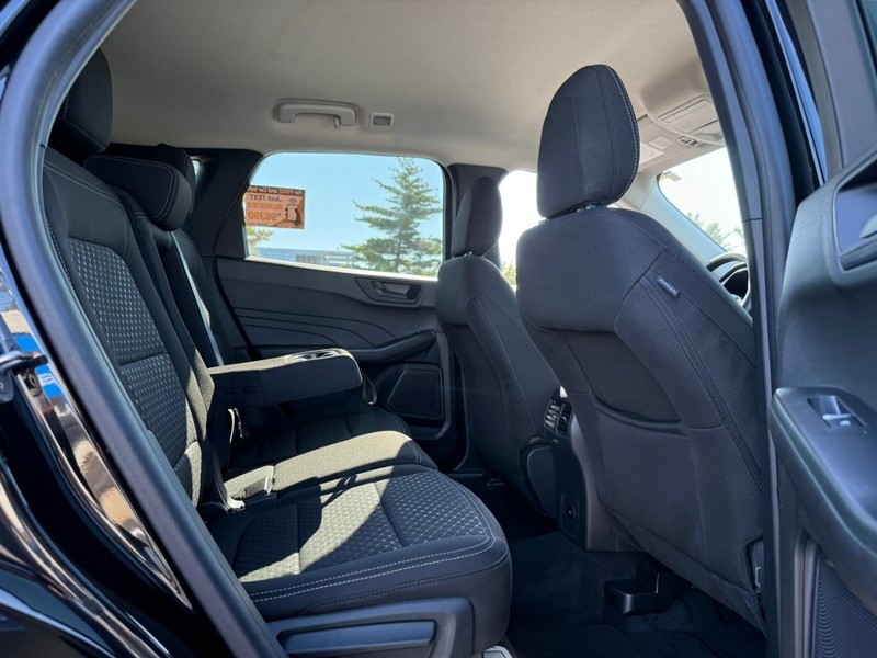 Ford Escape Vehicle Full-screen Gallery Image 11