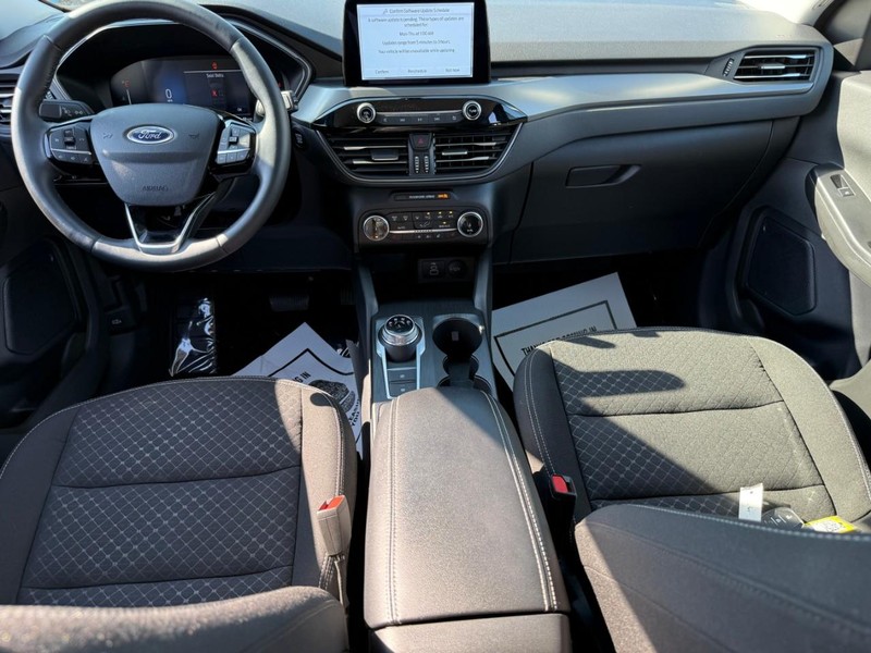 Ford Escape Vehicle Full-screen Gallery Image 12