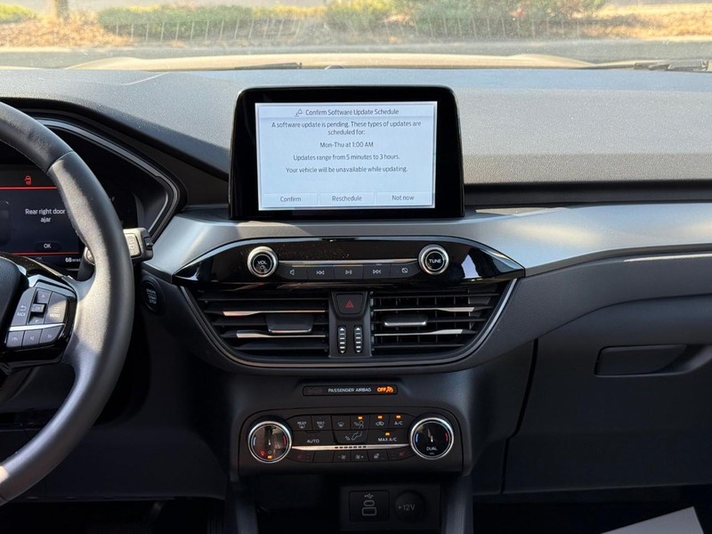 Ford Escape Vehicle Full-screen Gallery Image 14