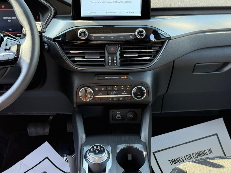 Ford Escape Vehicle Full-screen Gallery Image 15