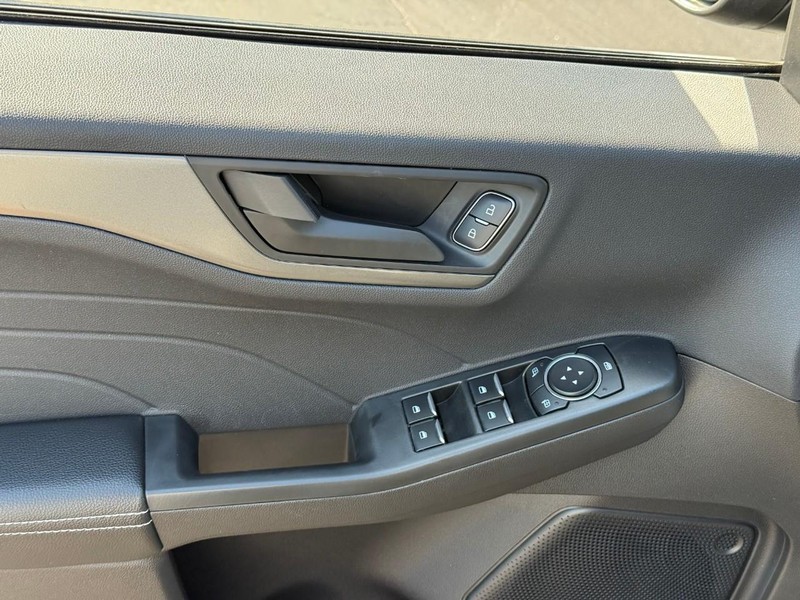 Ford Escape Vehicle Full-screen Gallery Image 17