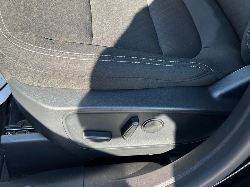 Ford Escape Vehicle Full-screen Gallery Image 19