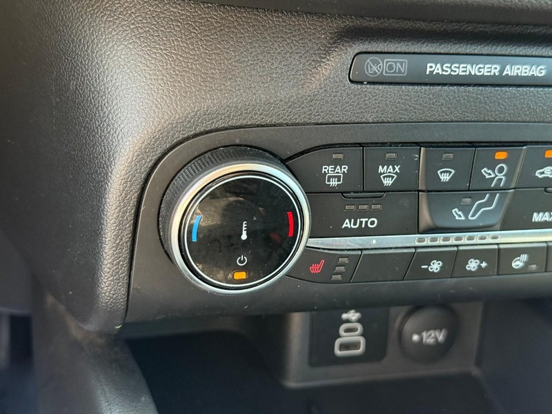 Ford Escape Vehicle Full-screen Gallery Image 23