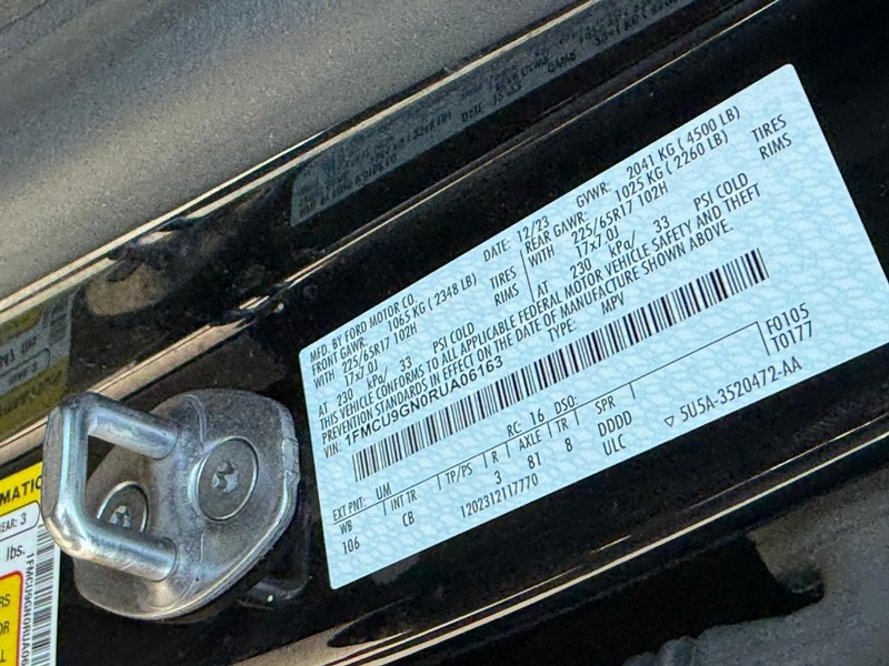 Ford Escape Vehicle Full-screen Gallery Image 26