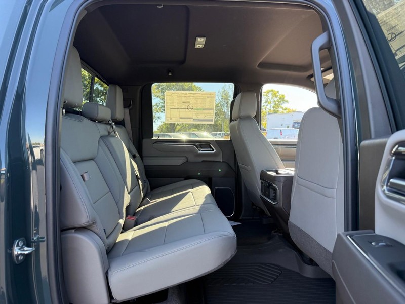 Chevrolet Silverado 2500HD Vehicle Full-screen Gallery Image 5