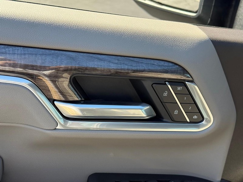 Chevrolet Silverado 2500HD Vehicle Full-screen Gallery Image 11