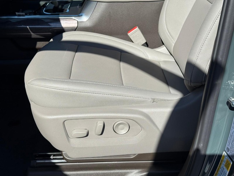 Chevrolet Silverado 2500HD Vehicle Full-screen Gallery Image 12