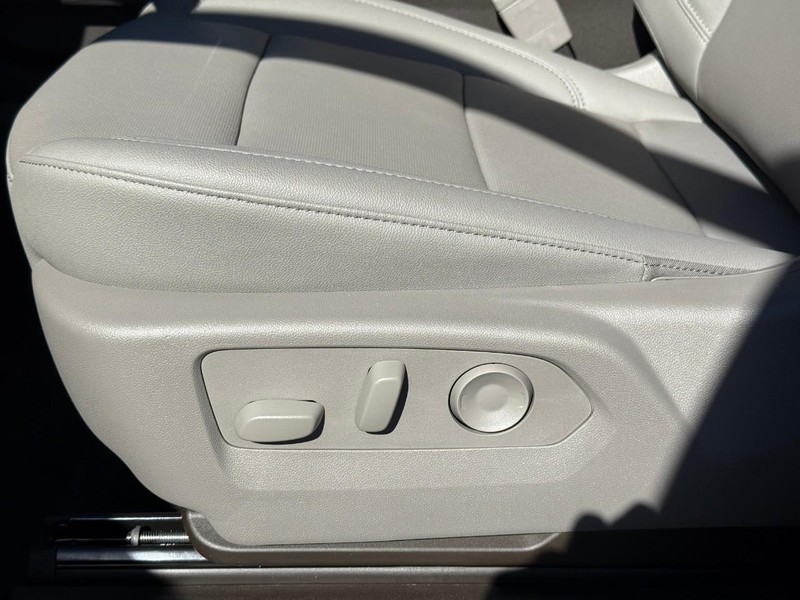 Chevrolet Silverado 2500HD Vehicle Full-screen Gallery Image 13