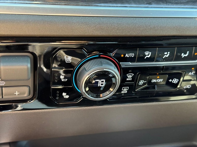 Chevrolet Silverado 2500HD Vehicle Full-screen Gallery Image 16