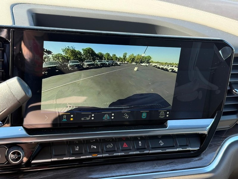 Chevrolet Silverado 2500HD Vehicle Full-screen Gallery Image 17