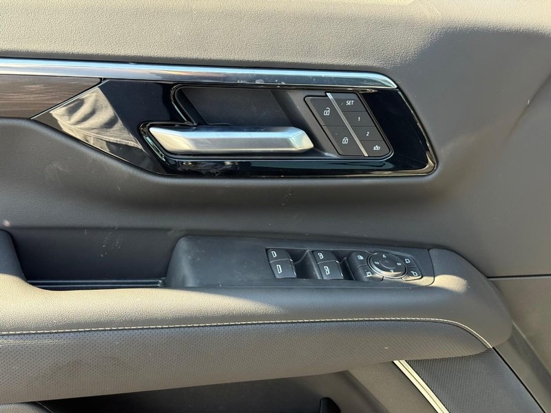 Chevrolet Tahoe Vehicle Full-screen Gallery Image 13