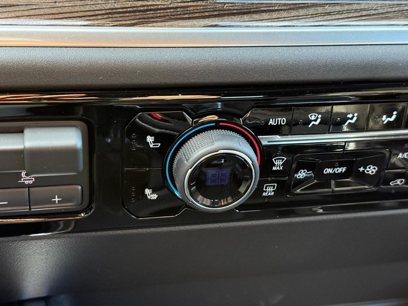 Chevrolet Silverado 1500 Vehicle Full-screen Gallery Image 16