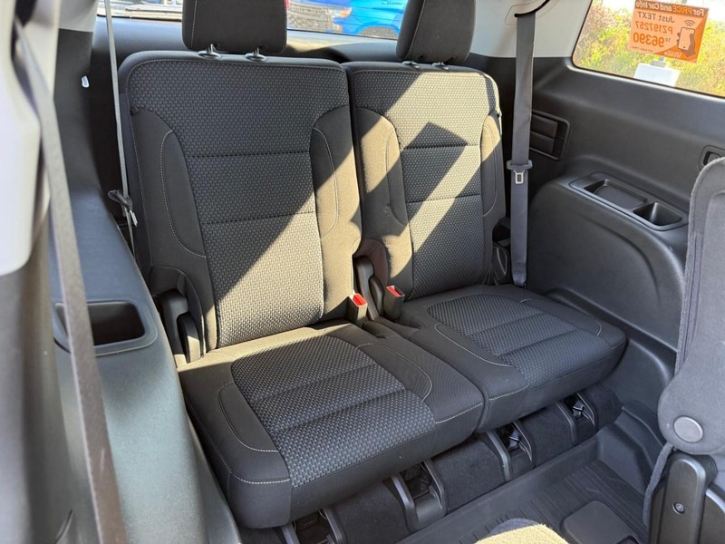 GMC Acadia Vehicle Full-screen Gallery Image 12