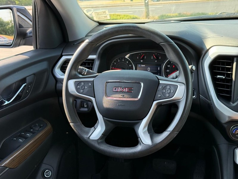 GMC Acadia Vehicle Full-screen Gallery Image 14