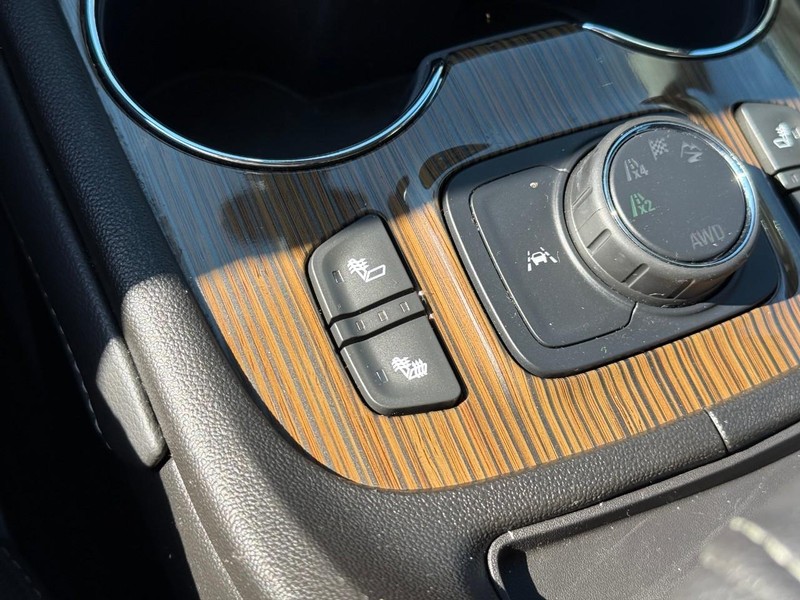 GMC Acadia Vehicle Full-screen Gallery Image 24