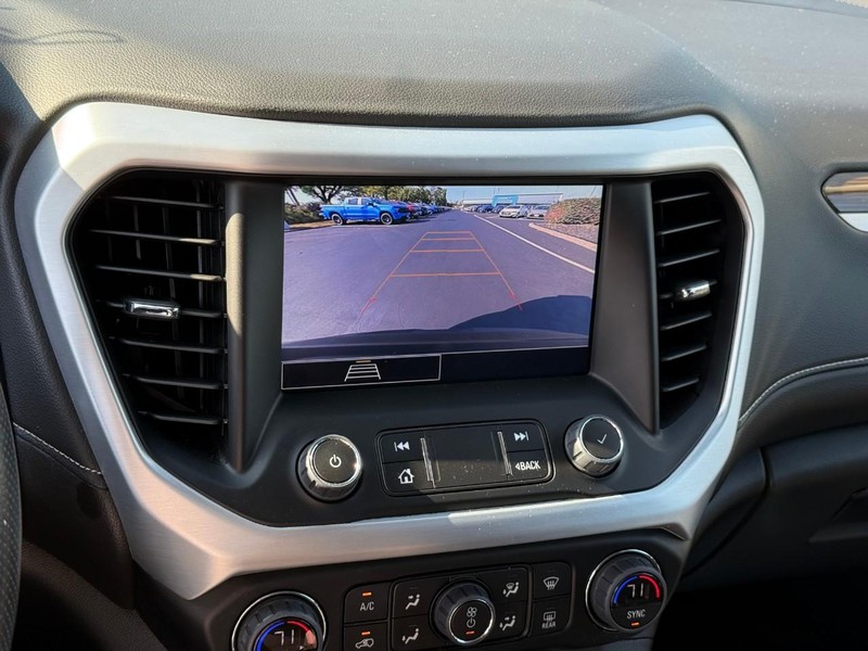 GMC Acadia Vehicle Full-screen Gallery Image 26