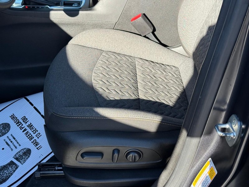 Chevrolet Equinox Vehicle Full-screen Gallery Image 17