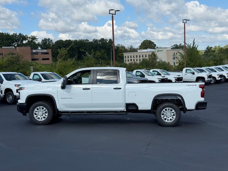 Chevrolet Silverado 3500HD Vehicle Full-screen Gallery Image 2