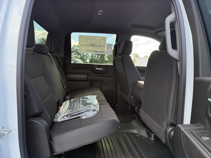 Chevrolet Silverado 3500HD Vehicle Full-screen Gallery Image 5