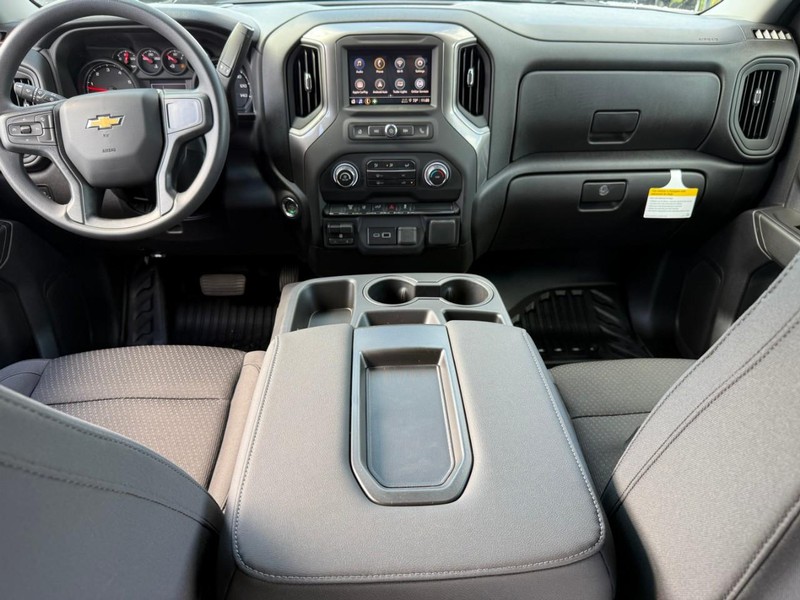 Chevrolet Silverado 3500HD Vehicle Full-screen Gallery Image 6