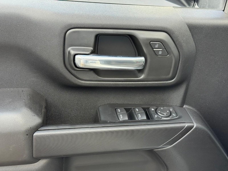 Chevrolet Silverado 3500HD Vehicle Full-screen Gallery Image 10