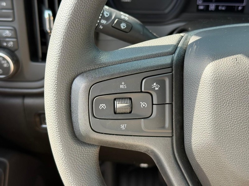 Chevrolet Silverado 3500HD Vehicle Full-screen Gallery Image 12